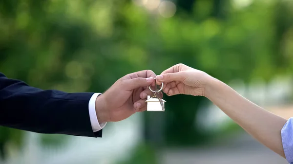 Immobilienmakler Übergibt Schlüssel Von Wohnung Frau Erfolgsgeschäft Verkauf — Stockfoto