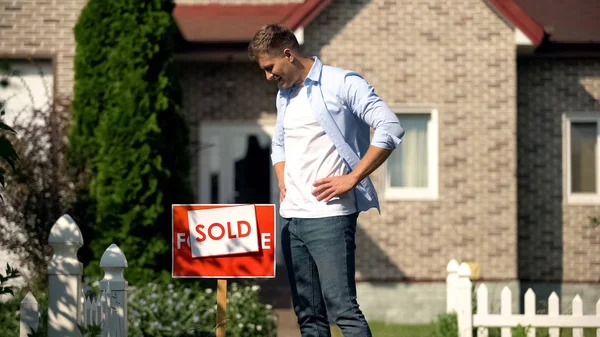 Propriétaire Une Maison Neuve Regardant Panneau Vendu Face Maison Rêves — Photo