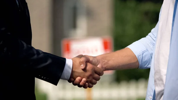 Dos Hombres Estrechando Las Manos Fondo Letrero Vendido Compra Casa — Foto de Stock