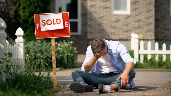 Homem Extremamente Deprimido Sentado Chão Por Tabuleta Vendida Problemas Financeiros — Fotografia de Stock