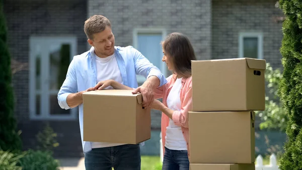 Happy Couple Sorting Cardboard Boxes Front New House Moving Concept — Stock Photo, Image