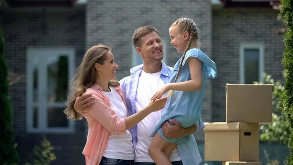 Familia Alegre Tonteando Feliz Mudarse Casa Préstamo Baja Tasa Interés —  Fotos de Stock