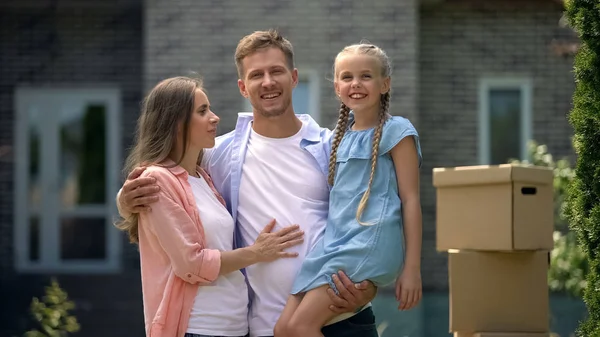 Sonriente Pareja Chica Pie Frente Una Casa Nueva Hipoteca Para — Foto de Stock