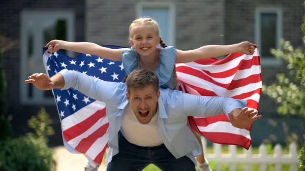 Ayah Dan Anak Anak Patriot Bergembira Memegang Bendera Amerika Serikat — Stok Foto