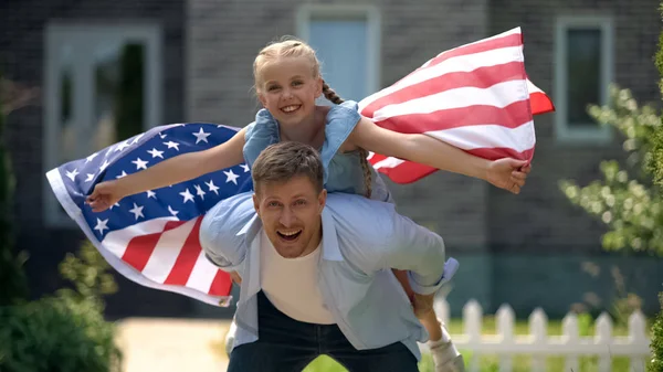 Ayah Dan Putri Main Main Gadis Melambaikan Bendera Amerika Serikat — Stok Foto