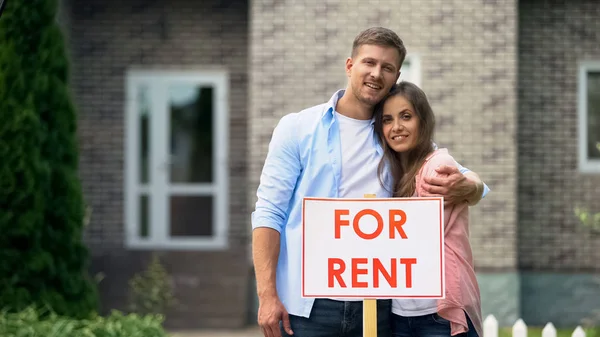 Casal Feliz Abraçando Perto Para Alugar Tabuleta Família Alugando Casa — Fotografia de Stock