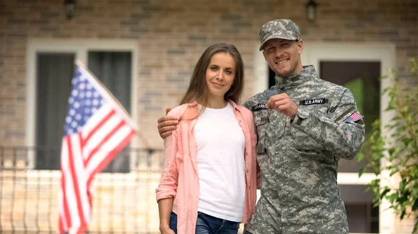 Soldat Och Hustru Visar Nycklar Från Nya Hus Statlig Socialförsäkring — Stockfoto