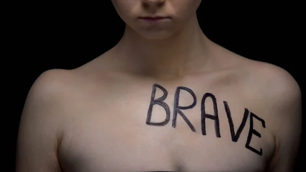胸に書かれた勇敢な言葉を持つ裸の若い女性 自尊心 心理学 — ストック写真
