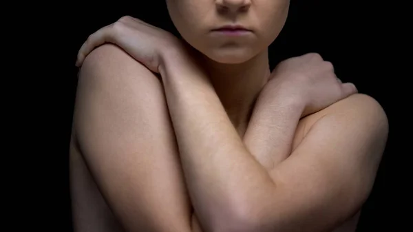 Nackte Frau Versteckt Körper Mit Händen Schwarzem Hintergrund Menschenhandelskonzept — Stockfoto