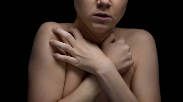 Φοβισμένη Γυμνή Κυρία Χέρια Σταυρωτά Μετατράπηκε Κάμερα Φοβισμένο Θύμα — Φωτογραφία Αρχείου