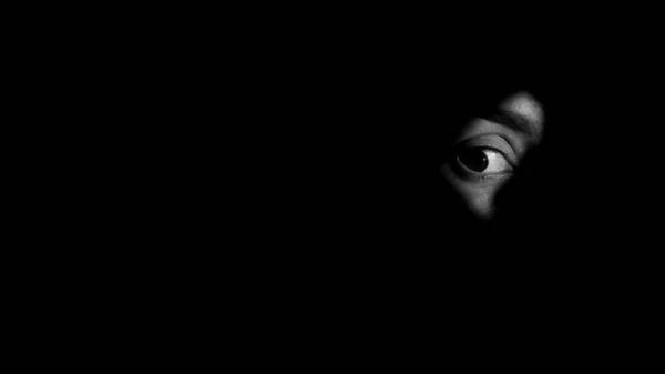 Das Auge Des Verängstigten Kriminalbeamten Blickt Durch Schlüsselloch Lebensbehandlung Nahaufnahme — Stockfoto