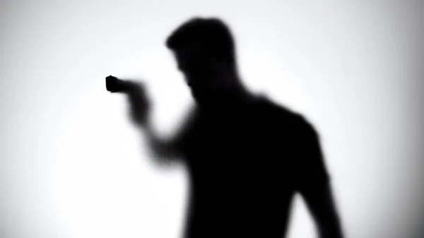 Shadow Male Killer Syftar Pistol Genom Glasvägg Kontrakt Mord Brottslighet — Stockfoto