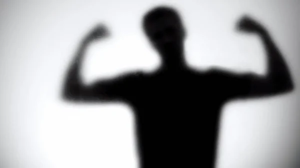 Silhouette Des Starken Mannes Zeigt Bizeps Hinter Glaswand Bodybuilding Konzept — Stockfoto