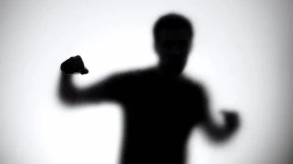 Silhueta Homem Atrás Vidro Atacando Inimigo Clube Luta Anônimo Atleta — Fotografia de Stock