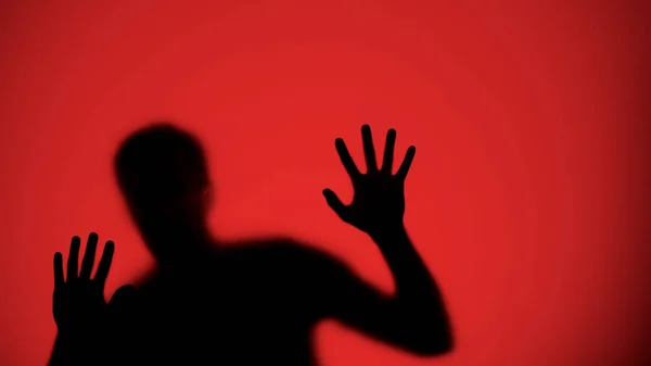 Verletzte Männliche Silhouette Hinter Glas Roter Lichterhintergrund Kriegsführungskonzept — Stockfoto