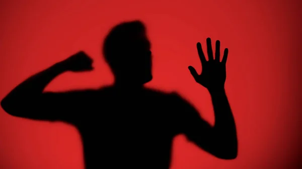 Silhouette Masculine Frappant Sur Verre Fond Lumière Rouge Concept Guerre — Photo