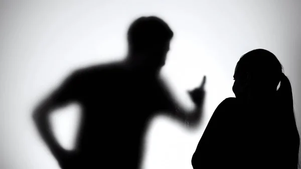 Silhouette Eines Paares Streitet Durch Glaswand Missverständnis Der Familie — Stockfoto