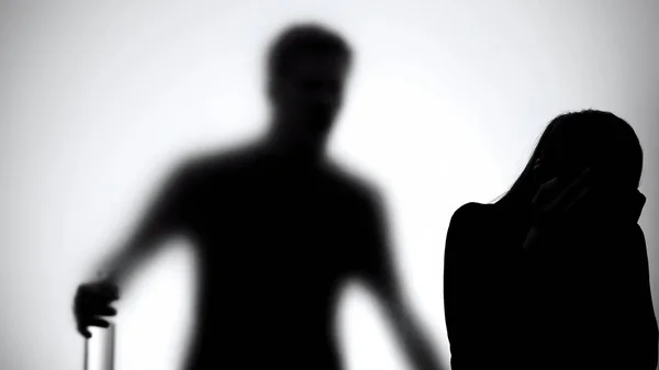 Männliche Silhouette Mit Wodkaflasche Schreit Frau Tätlicher Angriff Familie — Stockfoto