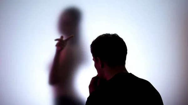 Hombre Buscando Mujer Desnuda Seductora Bailando Detrás Cristal Club Nocturno — Foto de Stock