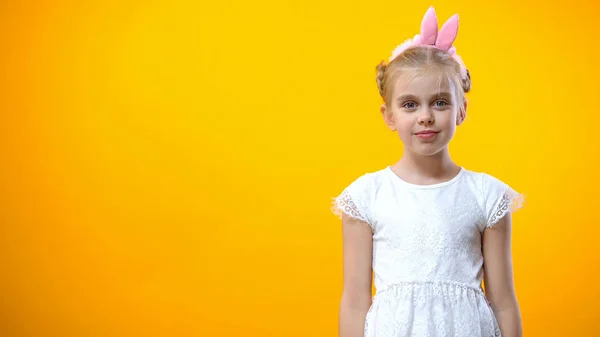 Menina Sorridente Orelhas Coelho Contra Fundo Amarelo Festa Máscaras — Fotografia de Stock