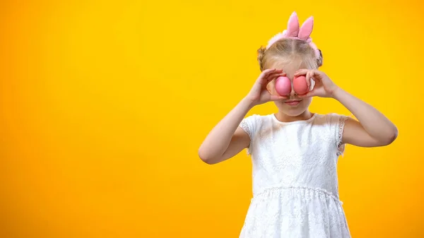 Sorrindo Menina Segurando Ovos Coloridos Nos Olhos Frente Felizes Cumprimentos — Fotografia de Stock