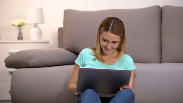 Young Lady Scrolling Social Media Laptop Smiling Chatting Boyfriend — Stock Photo, Image
