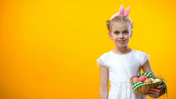 Menina Bonito Nos Ouvidos Olhando Para Câmera Segurando Ovos Cesta — Fotografia de Stock