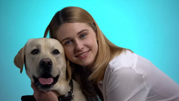 Mujer Sonriente Abrazando Lindo Perro Labrador Mirando Cámara Mascota Mejor — Foto de Stock