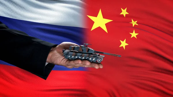 Officiële Hand Holding Speelgoed Tank Tegen Rusland China Vlag Gewapende — Stockfoto