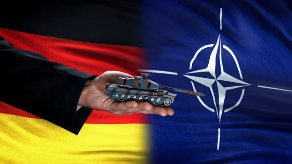 Officiell Hand Hållande Leksaks Tank Mot Tyskland Och Nato Sjunker — Stockfoto