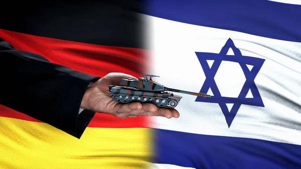 Officiële Hand Holding Speelgoed Tank Tegen Duitsland Israël Vlag Militaire — Stockfoto