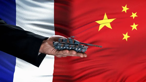 Offizielle Hand Hält Spielzeugpanzer Gegen Frankreich Und China Flagge Landesverteidigung — Stockfoto