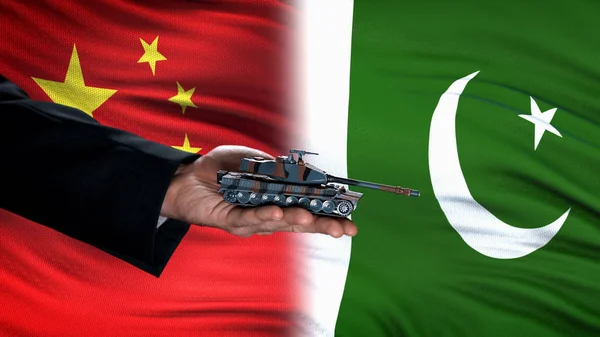 Officiële Hand Holding Speelgoed Tank Tegen China Pakistan Vlag Achtergrond — Stockfoto