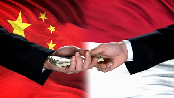 Китай Индонезия Чиновники Обмениваются Деньгами Флаг Фон Партнерство — стоковое фото