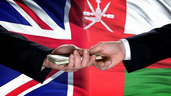 Groot Brittannië Oman Ambtenaren Uitwisselen Van Geld Vlag Achtergrond Deal — Stockfoto