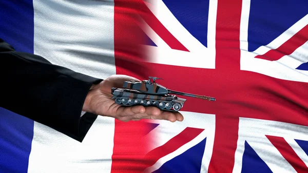 Officiële Hand Holding Speelgoed Tank Tegen Frankrijk Groot Brittannië Vlag — Stockfoto