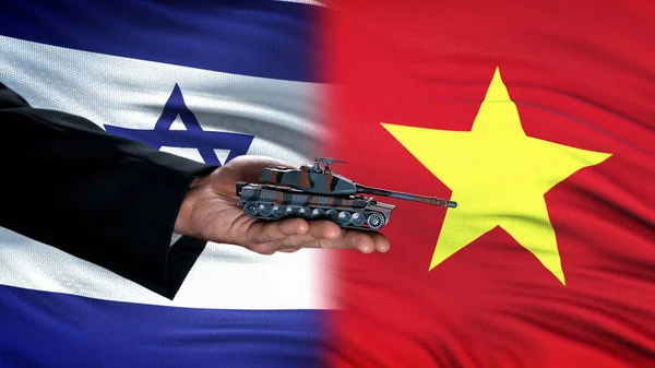Offizielle Hand Hält Spielzeugpanzer Gegen Israel Und Vietnam Flagge Hintergrund — Stockfoto