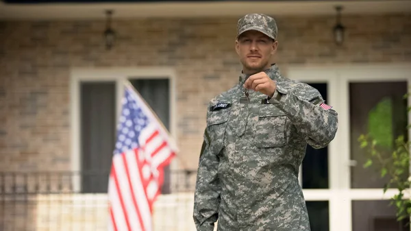 Usa Żołnierz Pokazując Klucze Domu Pomoc Hipotecznych Weteranów Organizacji Obrazek Stockowy