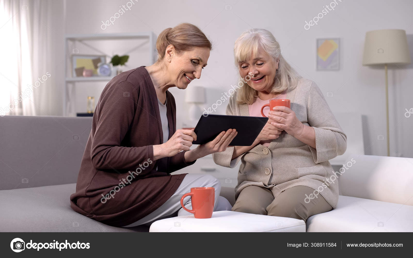 Fröhliche Reife Frauen Beim Ansehen Von Tablet Videos Shopping Anwendungen  - Stockfotografie: lizenzfreie Fotos © motortion 308911584 | Depositphotos
