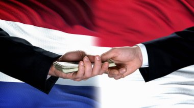 Hollanda ve Endonezya yetkilileri para alışverişi, bayrak arka plan, anlaşma