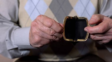Yaşlı adam holding boş çanta, para, emeklilik yoksulluk, iflas eksikliği