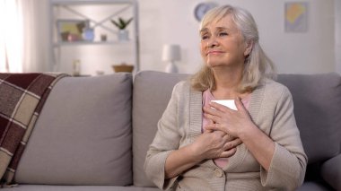 Aile fotoğrafına sarılan olgun bayan, kayıp çocuklar, güzel anılar, emeklilik