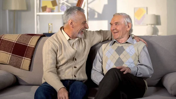 Sonriendo Hombres Mayores Que Miran Entre Sentado Casa Sofá Amistad —  Fotos de Stock