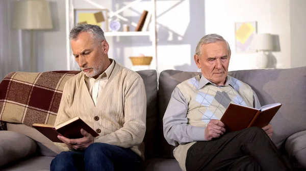 Senioren Lesen Bücher Altenheim Sitzend Sofa Ruhestand Freizeit Hobby — Stockfoto