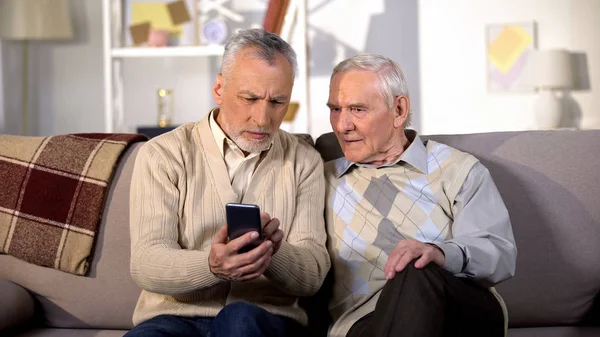 Старший Мужчина Показывает Новый Смартфон Пожилой Друг Используя Современные Технологии — стоковое фото