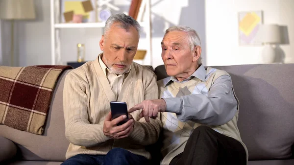 Δύο Ώριμοι Φίλοι Μαθαίνουν Χρησιμοποιούν Την Εφαρμογή Smartphone Σύγχρονη Τεχνολογία — Φωτογραφία Αρχείου