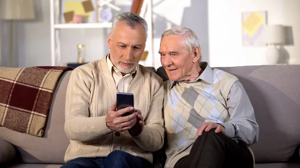 Ευτυχής Ανώτεροι Φίλοι Βλέποντας Online Βίντεο Από Την Εφαρμογή Smartphone — Φωτογραφία Αρχείου
