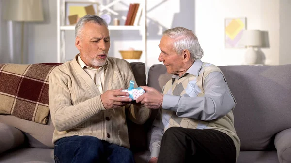 Hombre Anciano Presentando Caja Regalo Cumpleaños Amigo Sorprendido Celebración Casa — Foto de Stock