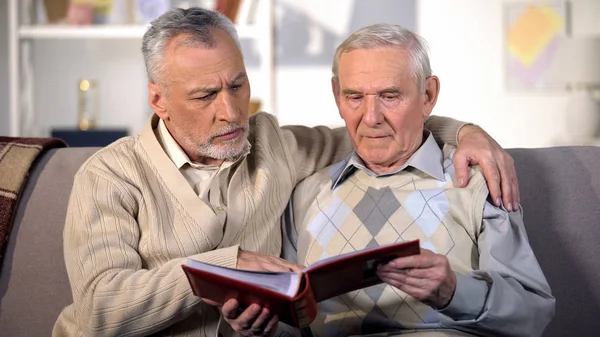 Ηλικιωμένοι Άνδρες Φίλοι Βλέποντας Φωτογραφίες Άλμπουμ Μαζί Οικογενειακές Αναμνήσεις Παρελθόν — Φωτογραφία Αρχείου