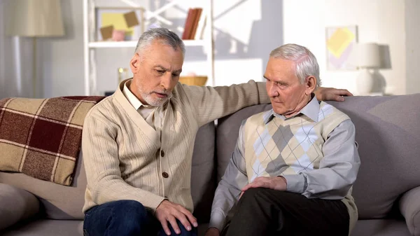 Hombres Mayores Reflexivos Sentados Sofá Del Hogar Ancianos Dificultades Vida —  Fotos de Stock